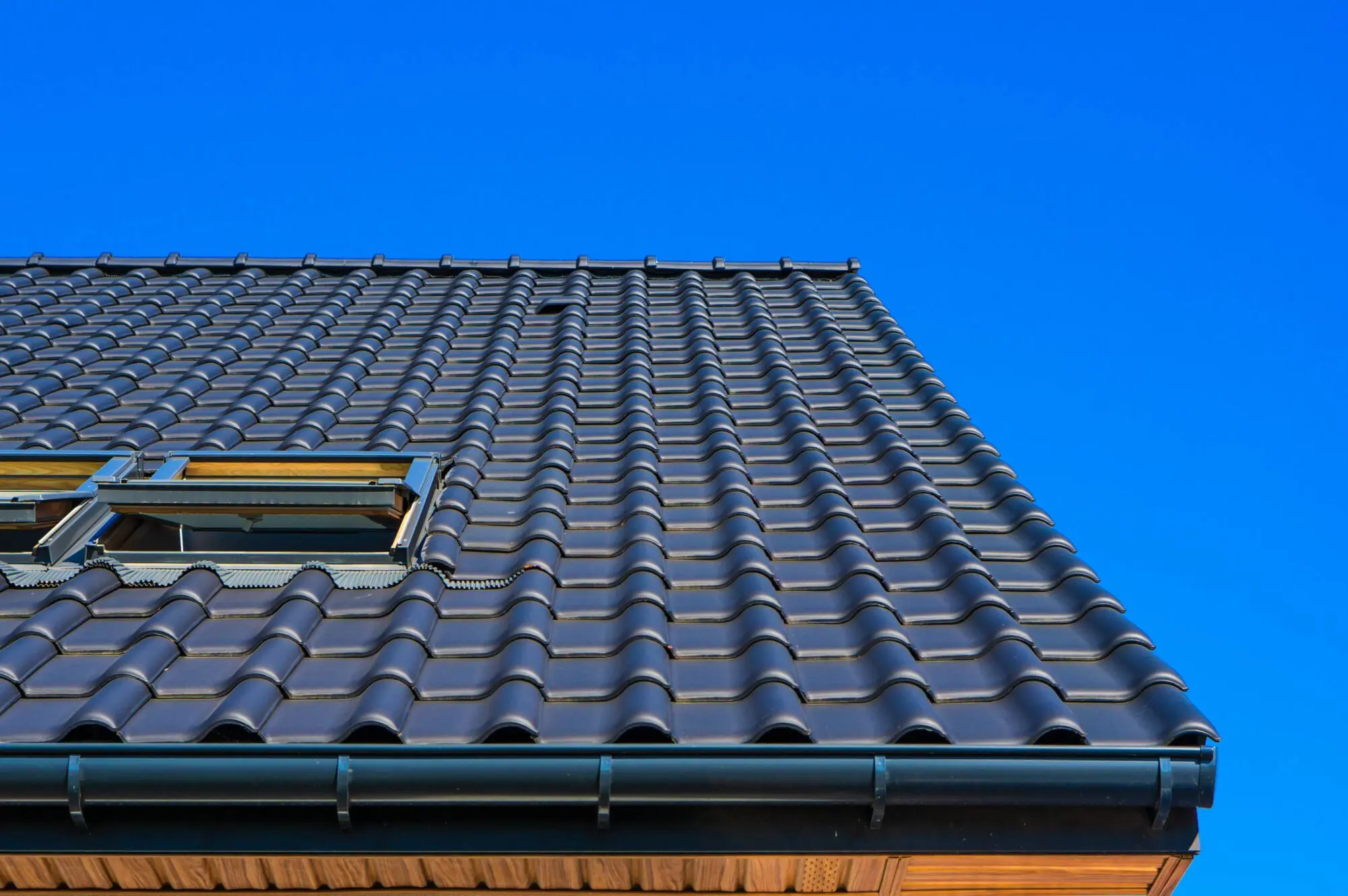 black-roof-building choosing the best roofing material in south florida
